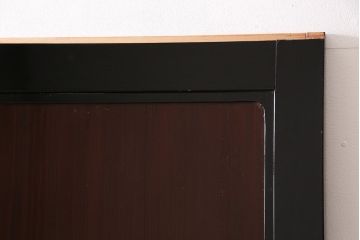 漆塗りの帯戸2枚をリペア&カスタム!設置場所に合わせてリサイズ。新材は漆塗りを再現して仕上げ。戸車を取り付け。(引き戸、建具)