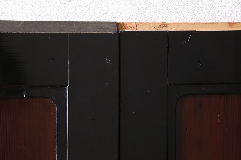 漆塗りの帯戸2枚をリペア&カスタム!設置場所に合わせてリサイズ。新材は漆塗りを再現して仕上げ。戸車を取り付け。(引き戸、建具)