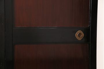 漆塗りの帯戸2枚をリペア&カスタム!設置場所に合わせてリサイズ。新材は漆塗りを再現して仕上げ。戸車を取り付け。(引き戸、建具)