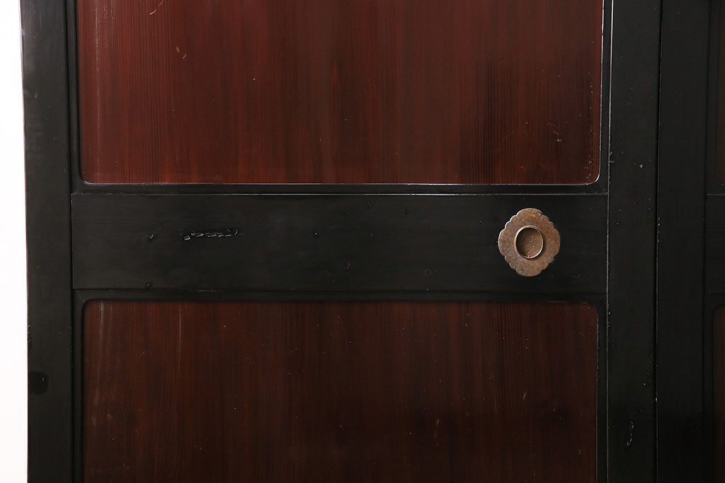 漆塗りの帯戸2枚をリペア&カスタム!設置場所に合わせてリサイズ。新材は漆塗りを再現して仕上げ。戸車を取り付け。(引き戸、建具)