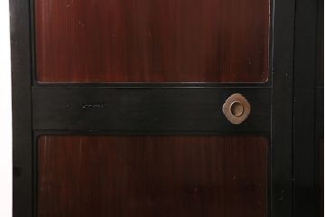 漆塗りの帯戸2枚をリペア&カスタム!設置場所に合わせてリサイズ。新材は漆塗りを再現して仕上げ。戸車を取り付け。(引き戸、建具)