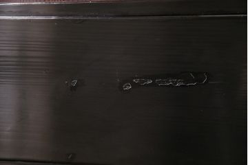 漆塗りの帯戸2枚をリペア&カスタム!設置場所に合わせてリサイズ。新材は漆塗りを再現して仕上げ。戸車を取り付け。(引き戸、建具)