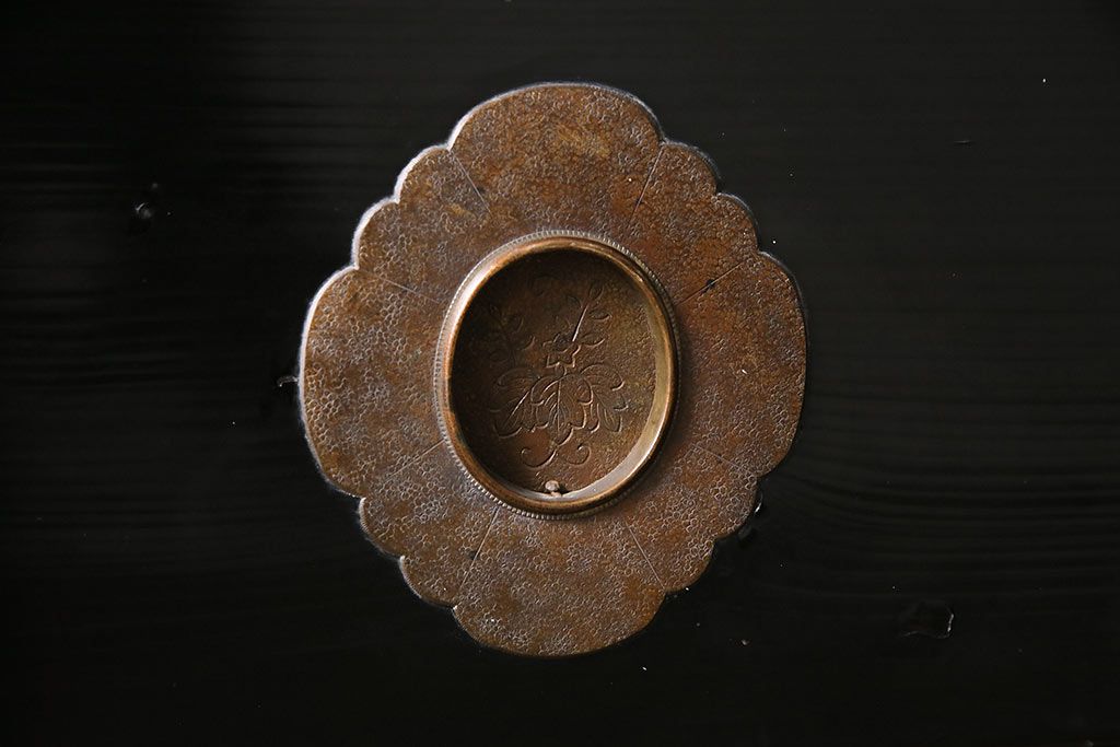 漆塗りの帯戸2枚をリペア&カスタム!設置場所に合わせてリサイズ。新材は漆塗りを再現して仕上げ。戸車を取り付け。(引き戸、建具)