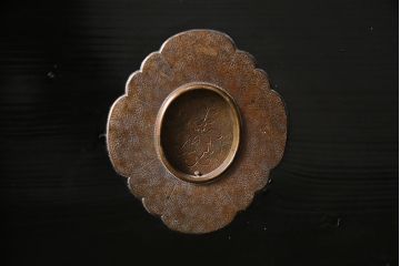 漆塗りの帯戸2枚をリペア&カスタム!設置場所に合わせてリサイズ。新材は漆塗りを再現して仕上げ。戸車を取り付け。(引き戸、建具)