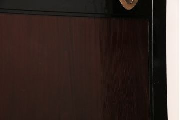 漆塗りの帯戸2枚をリペア&カスタム!設置場所に合わせてリサイズ。新材は漆塗りを再現して仕上げ。戸車を取り付け。(引き戸、建具)