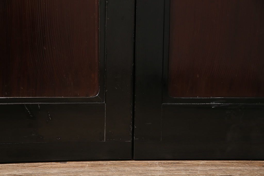 漆塗りの帯戸2枚をリペア&カスタム!設置場所に合わせてリサイズ。新材は漆塗りを再現して仕上げ。戸車を取り付け。(引き戸、建具)