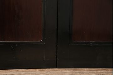 漆塗りの帯戸2枚をリペア&カスタム!設置場所に合わせてリサイズ。新材は漆塗りを再現して仕上げ。戸車を取り付け。(引き戸、建具)