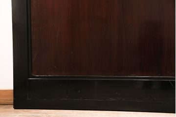 漆塗りの帯戸2枚をリペア&カスタム!設置場所に合わせてリサイズ。新材は漆塗りを再現して仕上げ。戸車を取り付け。(引き戸、建具)