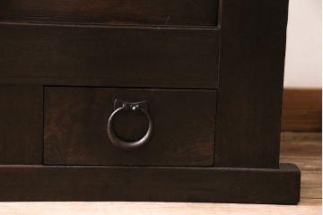 近江水屋箪笥の上段の見た目を変えずに綺麗にリペア!天板の補強。引き出し底板の張り替え。現状に近しい色味に着色し、ワックス仕上げ。(収納棚、食器棚、サイドボード、キャビネット)