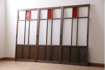 ガラス戸3枚をリペア&カスタム!クリアガラス、赤の色ガラス、すりガラス、花菱模様ガラスを組み入れ。引き手、戸車を取り付け。ウォルナットで着色し仕上げ。(引き戸、建具)