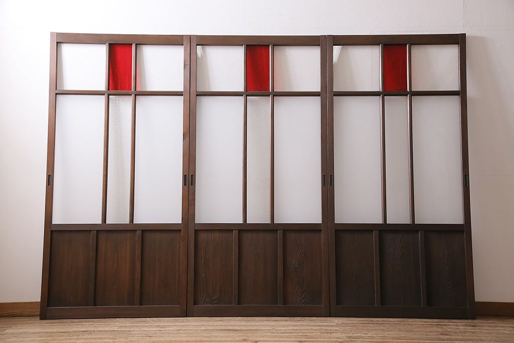 ガラス戸3枚をリペア&カスタム!クリアガラス、赤の色ガラス、すりガラス、花菱模様ガラスを組み入れ。引き手、戸車を取り付け。ウォルナットで着色し仕上げ。(引き戸、建具)