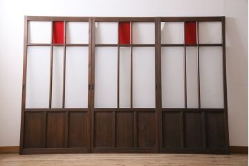 ガラス戸3枚をリペア&カスタム!クリアガラス、赤の色ガラス、すりガラス、花菱模様ガラスを組み入れ。引き手、戸車を取り付け。ウォルナットで着色し仕上げ。(引き戸、建具)