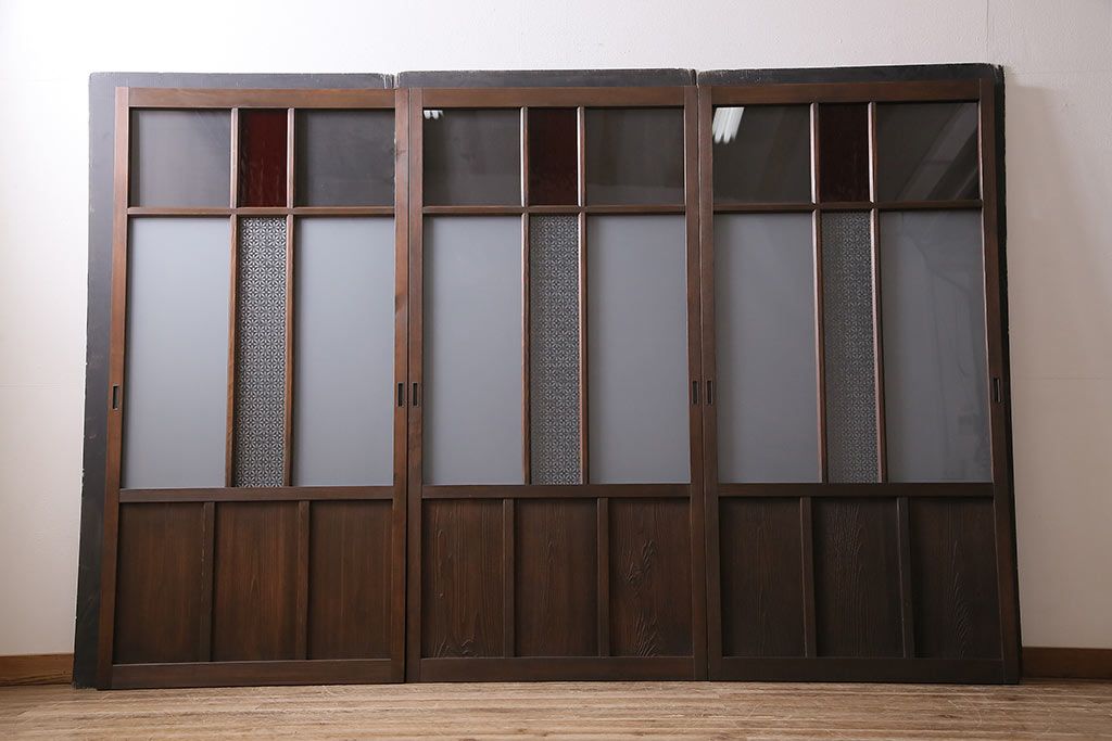 ガラス戸3枚をリペア&カスタム!クリアガラス、赤の色ガラス、すりガラス、花菱模様ガラスを組み入れ。引き手、戸車を取り付け。ウォルナットで着色し仕上げ。(引き戸、建具)