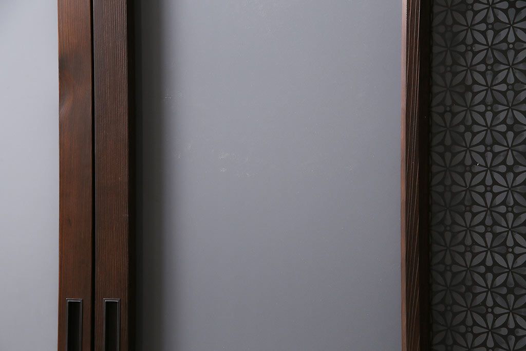 ガラス戸3枚をリペア&カスタム!クリアガラス、赤の色ガラス、すりガラス、花菱模様ガラスを組み入れ。引き手、戸車を取り付け。ウォルナットで着色し仕上げ。(引き戸、建具)