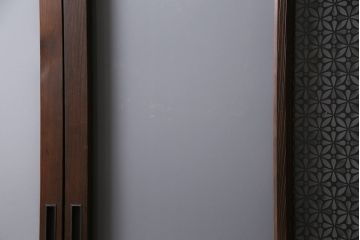 ガラス戸3枚をリペア&カスタム!クリアガラス、赤の色ガラス、すりガラス、花菱模様ガラスを組み入れ。引き手、戸車を取り付け。ウォルナットで着色し仕上げ。(引き戸、建具)