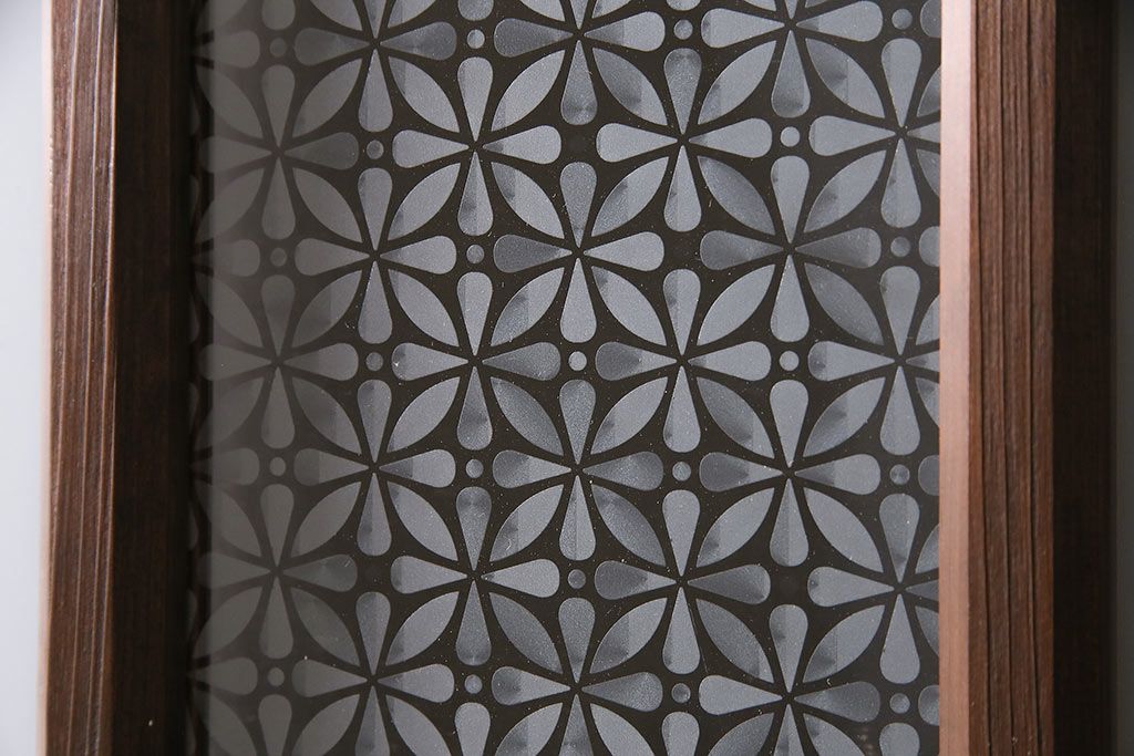 ガラス戸3枚をリペア&カスタム!クリアガラス、赤の色ガラス、すりガラス、花菱模様ガラスを組み入れ。引き手、戸車を取り付け。ウォルナットで着色し仕上げ。(引き戸、建具)