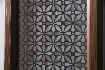 ガラス戸3枚をリペア&カスタム!クリアガラス、赤の色ガラス、すりガラス、花菱模様ガラスを組み入れ。引き手、戸車を取り付け。ウォルナットで着色し仕上げ。(引き戸、建具)