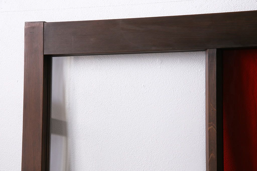 ガラス戸3枚をリペア&カスタム!クリアガラス、赤の色ガラス、すりガラス、花菱模様ガラスを組み入れ。引き手、戸車を取り付け。ウォルナットで着色し仕上げ。(引き戸、建具)