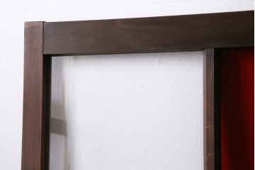 ガラス戸3枚をリペア&カスタム!クリアガラス、赤の色ガラス、すりガラス、花菱模様ガラスを組み入れ。引き手、戸車を取り付け。ウォルナットで着色し仕上げ。(引き戸、建具)