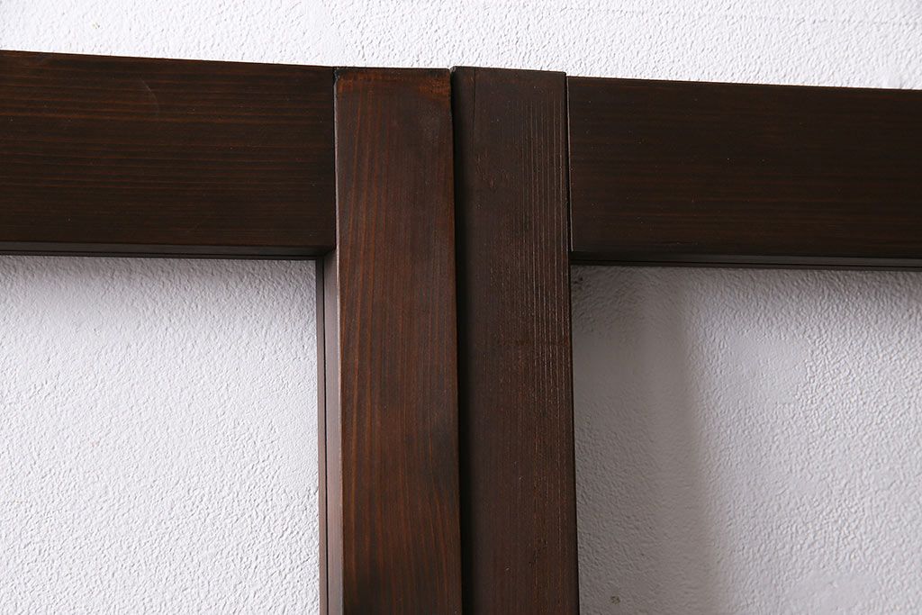 ガラス戸3枚をリペア&カスタム!クリアガラス、赤の色ガラス、すりガラス、花菱模様ガラスを組み入れ。引き手、戸車を取り付け。ウォルナットで着色し仕上げ。(引き戸、建具)