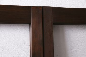 ガラス戸3枚をリペア&カスタム!クリアガラス、赤の色ガラス、すりガラス、花菱模様ガラスを組み入れ。引き手、戸車を取り付け。ウォルナットで着色し仕上げ。(引き戸、建具)