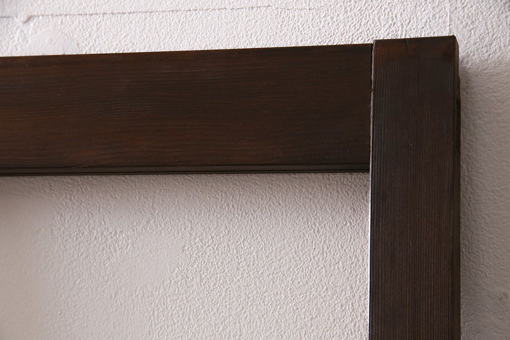 ガラス戸3枚をリペア&カスタム!クリアガラス、赤の色ガラス、すりガラス、花菱模様ガラスを組み入れ。引き手、戸車を取り付け。ウォルナットで着色し仕上げ。(引き戸、建具)