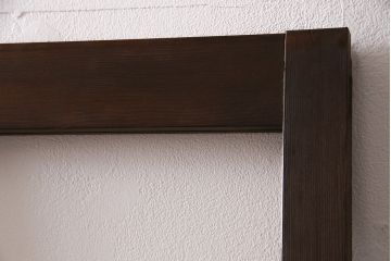 ガラス戸3枚をリペア&カスタム!クリアガラス、赤の色ガラス、すりガラス、花菱模様ガラスを組み入れ。引き手、戸車を取り付け。ウォルナットで着色し仕上げ。(引き戸、建具)