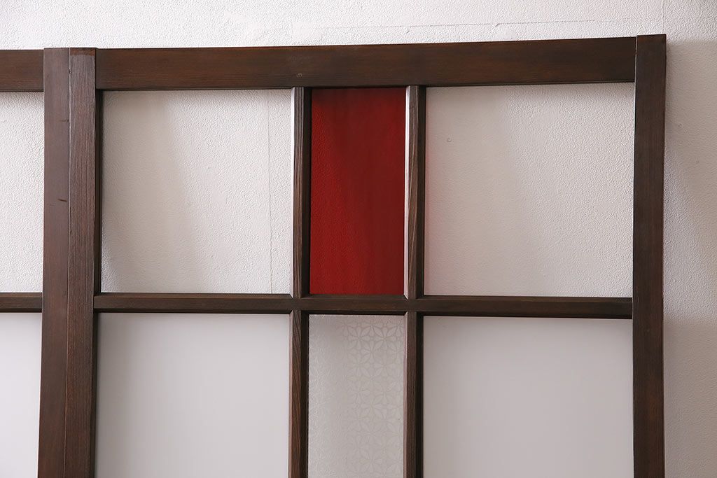ガラス戸3枚をリペア&カスタム!クリアガラス、赤の色ガラス、すりガラス、花菱模様ガラスを組み入れ。引き手、戸車を取り付け。ウォルナットで着色し仕上げ。(引き戸、建具)
