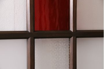 ガラス戸3枚をリペア&カスタム!クリアガラス、赤の色ガラス、すりガラス、花菱模様ガラスを組み入れ。引き手、戸車を取り付け。ウォルナットで着色し仕上げ。(引き戸、建具)
