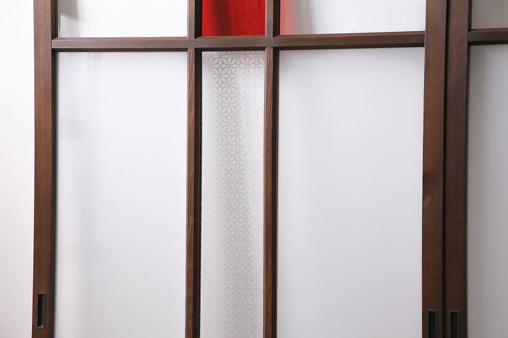 ガラス戸3枚をリペア&カスタム!クリアガラス、赤の色ガラス、すりガラス、花菱模様ガラスを組み入れ。引き手、戸車を取り付け。ウォルナットで着色し仕上げ。(引き戸、建具)
