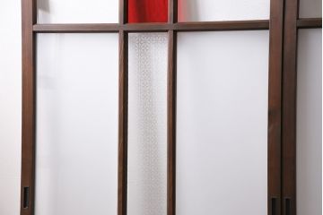 ガラス戸3枚をリペア&カスタム!クリアガラス、赤の色ガラス、すりガラス、花菱模様ガラスを組み入れ。引き手、戸車を取り付け。ウォルナットで着色し仕上げ。(引き戸、建具)