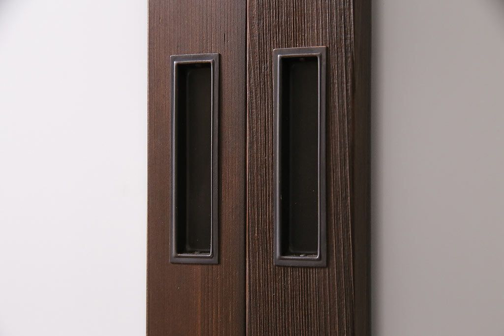 ガラス戸3枚をリペア&カスタム!クリアガラス、赤の色ガラス、すりガラス、花菱模様ガラスを組み入れ。引き手、戸車を取り付け。ウォルナットで着色し仕上げ。(引き戸、建具)