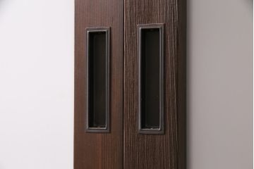 ガラス戸3枚をリペア&カスタム!クリアガラス、赤の色ガラス、すりガラス、花菱模様ガラスを組み入れ。引き手、戸車を取り付け。ウォルナットで着色し仕上げ。(引き戸、建具)