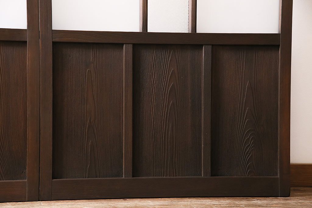 ガラス戸3枚をリペア&カスタム!クリアガラス、赤の色ガラス、すりガラス、花菱模様ガラスを組み入れ。引き手、戸車を取り付け。ウォルナットで着色し仕上げ。(引き戸、建具)