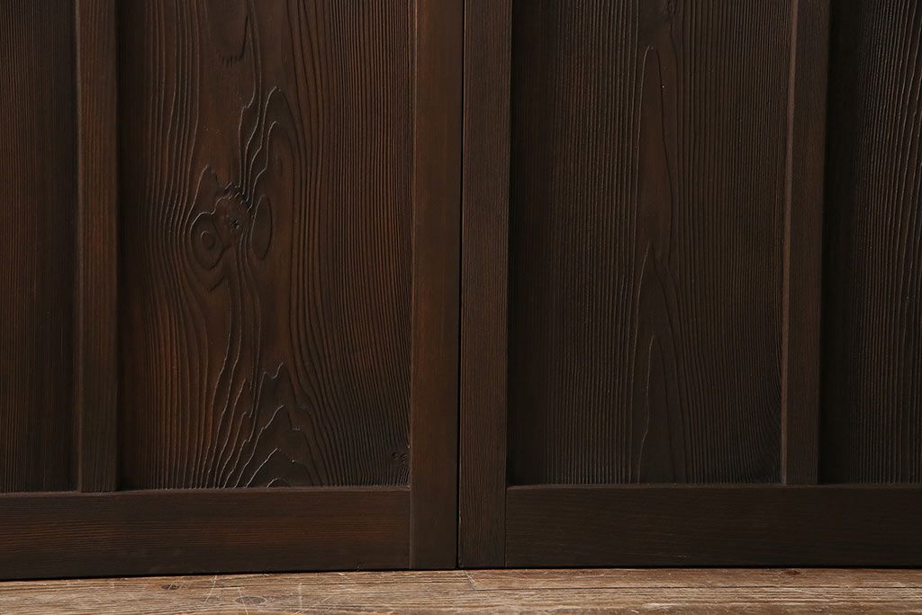 ガラス戸3枚をリペア&カスタム!クリアガラス、赤の色ガラス、すりガラス、花菱模様ガラスを組み入れ。引き手、戸車を取り付け。ウォルナットで着色し仕上げ。(引き戸、建具)