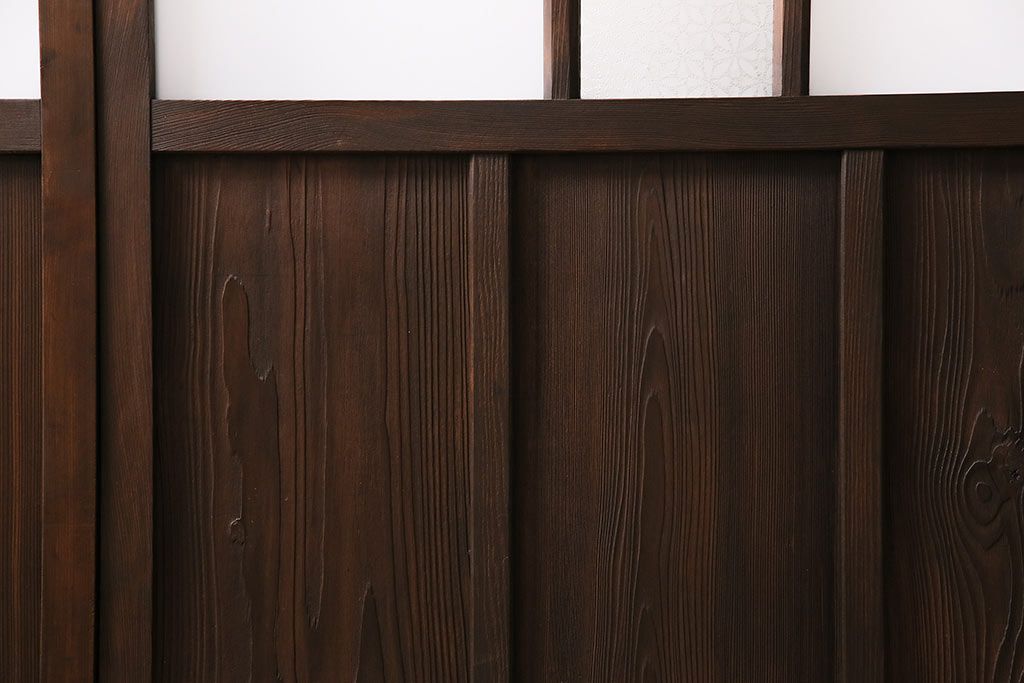 ガラス戸3枚をリペア&カスタム!クリアガラス、赤の色ガラス、すりガラス、花菱模様ガラスを組み入れ。引き手、戸車を取り付け。ウォルナットで着色し仕上げ。(引き戸、建具)