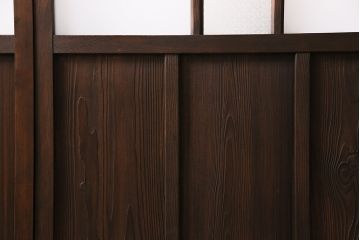 ガラス戸3枚をリペア&カスタム!クリアガラス、赤の色ガラス、すりガラス、花菱模様ガラスを組み入れ。引き手、戸車を取り付け。ウォルナットで着色し仕上げ。(引き戸、建具)