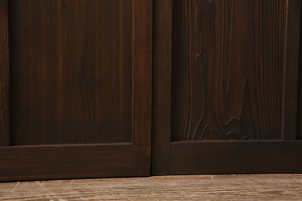 ガラス戸3枚をリペア&カスタム!クリアガラス、赤の色ガラス、すりガラス、花菱模様ガラスを組み入れ。引き手、戸車を取り付け。ウォルナットで着色し仕上げ。(引き戸、建具)