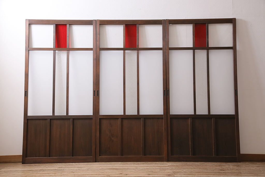 ガラス戸3枚をリペア&カスタム!クリアガラス、赤の色ガラス、すりガラス、花菱模様ガラスを組み入れ。引き手、戸車を取り付け。ウォルナットで着色し仕上げ。(引き戸、建具)