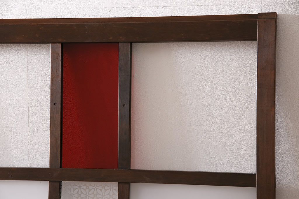 ガラス戸3枚をリペア&カスタム!クリアガラス、赤の色ガラス、すりガラス、花菱模様ガラスを組み入れ。引き手、戸車を取り付け。ウォルナットで着色し仕上げ。(引き戸、建具)