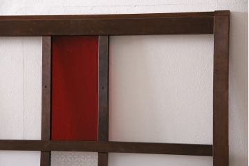 ガラス戸3枚をリペア&カスタム!クリアガラス、赤の色ガラス、すりガラス、花菱模様ガラスを組み入れ。引き手、戸車を取り付け。ウォルナットで着色し仕上げ。(引き戸、建具)