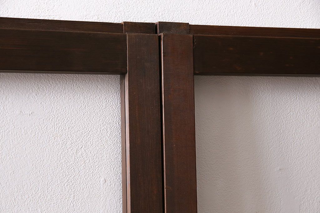 ガラス戸3枚をリペア&カスタム!クリアガラス、赤の色ガラス、すりガラス、花菱模様ガラスを組み入れ。引き手、戸車を取り付け。ウォルナットで着色し仕上げ。(引き戸、建具)