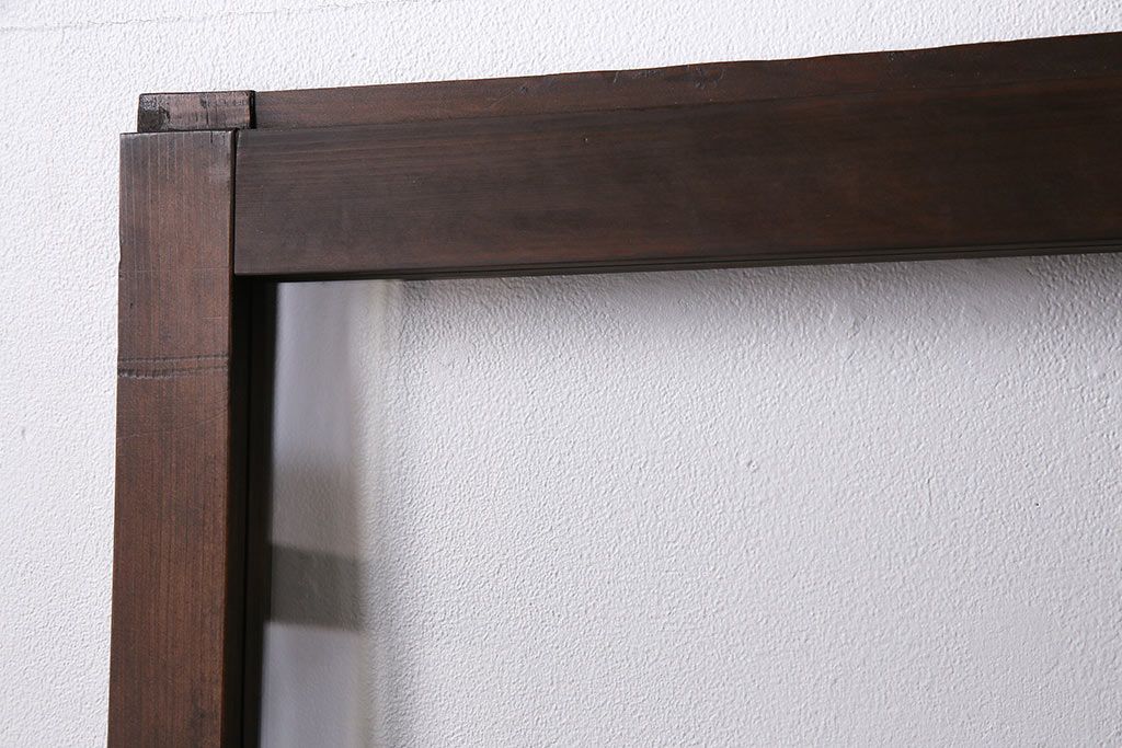 ガラス戸3枚をリペア&カスタム!クリアガラス、赤の色ガラス、すりガラス、花菱模様ガラスを組み入れ。引き手、戸車を取り付け。ウォルナットで着色し仕上げ。(引き戸、建具)