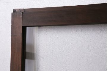 ガラス戸3枚をリペア&カスタム!クリアガラス、赤の色ガラス、すりガラス、花菱模様ガラスを組み入れ。引き手、戸車を取り付け。ウォルナットで着色し仕上げ。(引き戸、建具)