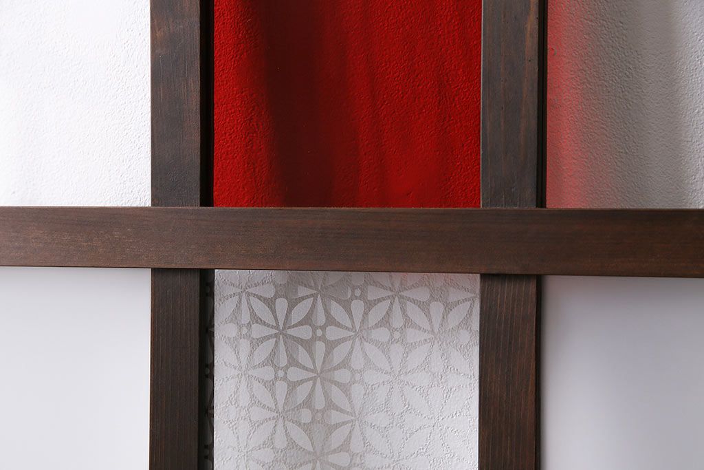 ガラス戸3枚をリペア&カスタム!クリアガラス、赤の色ガラス、すりガラス、花菱模様ガラスを組み入れ。引き手、戸車を取り付け。ウォルナットで着色し仕上げ。(引き戸、建具)