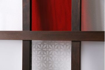 ガラス戸3枚をリペア&カスタム!クリアガラス、赤の色ガラス、すりガラス、花菱模様ガラスを組み入れ。引き手、戸車を取り付け。ウォルナットで着色し仕上げ。(引き戸、建具)