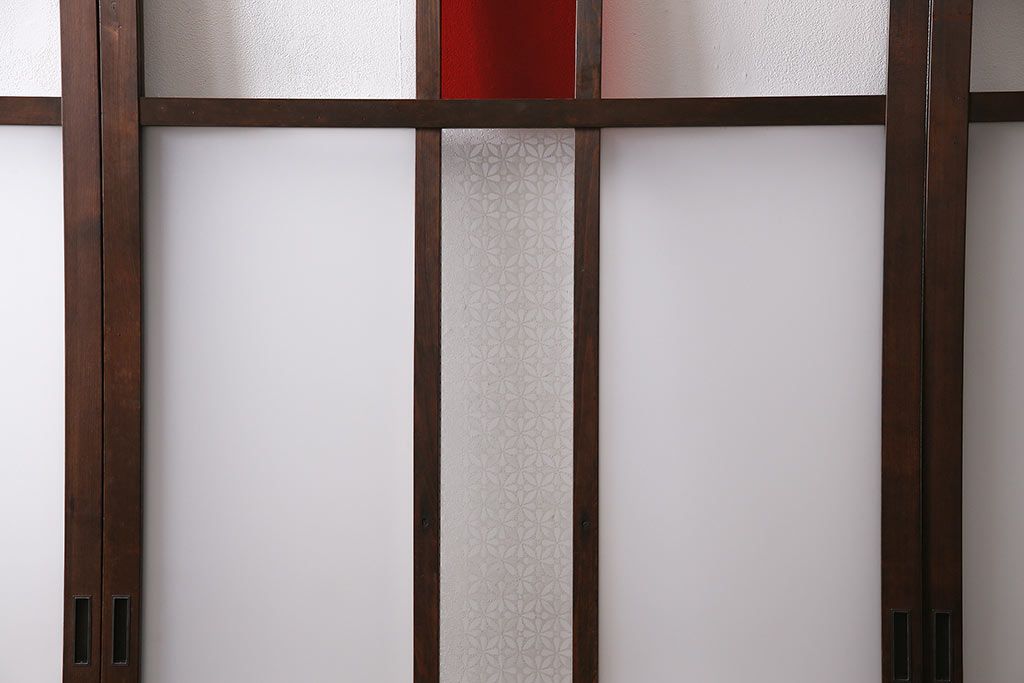ガラス戸3枚をリペア&カスタム!クリアガラス、赤の色ガラス、すりガラス、花菱模様ガラスを組み入れ。引き手、戸車を取り付け。ウォルナットで着色し仕上げ。(引き戸、建具)