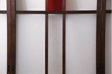 ガラス戸3枚をリペア&カスタム!クリアガラス、赤の色ガラス、すりガラス、花菱模様ガラスを組み入れ。引き手、戸車を取り付け。ウォルナットで着色し仕上げ。(引き戸、建具)