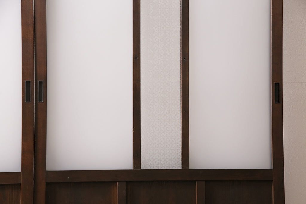 ガラス戸3枚をリペア&カスタム!クリアガラス、赤の色ガラス、すりガラス、花菱模様ガラスを組み入れ。引き手、戸車を取り付け。ウォルナットで着色し仕上げ。(引き戸、建具)