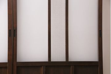 ガラス戸3枚をリペア&カスタム!クリアガラス、赤の色ガラス、すりガラス、花菱模様ガラスを組み入れ。引き手、戸車を取り付け。ウォルナットで着色し仕上げ。(引き戸、建具)